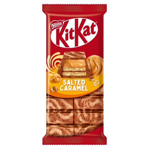 Batonik Kit Kat Słony Karmel w błyszczącym, czerwonym opakowaniu. Na etykiecie widnieje nazwa produktu oraz apetyczna ilustracja przekroju batonika z chrupiącymi waflami i kremowym słonym karmelem. Poniżej widoczne są kostki czekolady.