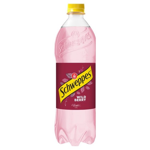 Napój Schweppes Wild Berry w przezroczystej butelce z bordową etykietą i żółtą zakrętką. Na etykiecie grafika liści.