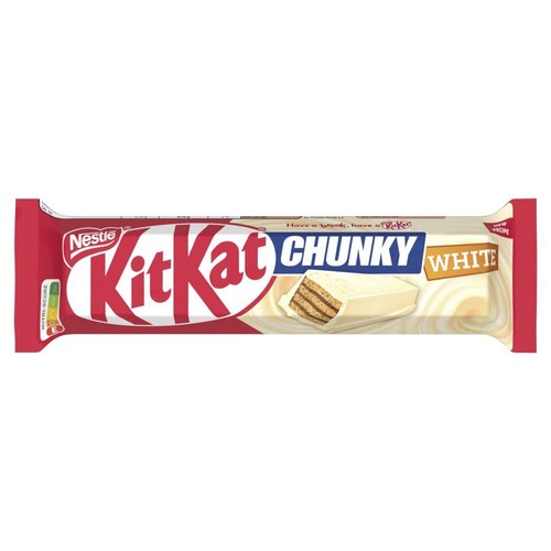 Produkt KitKat Chunky White. Czerwono-białe opakowanie z logo Nestle. Na opakowaniu grafika przedstawiająca wafel w białej czekoladzie, przekrojony, aby pokazać warstwy. Widoczne hasło "Zrób sobie przerwę, zjedz KitKat".