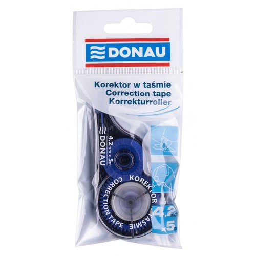Donau korektor taśmowy w czarno-niebieskiej obudowie, z taśmą korygującą o wymiarach 4.2mm szerokości i 5m długości. Produkt jest hermetycznie zapakowany w przezroczystą folię z logo Donau na górze.