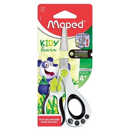 Nożyczki Maped Kidy Learn 13 cm ze stali nierdzewnej, przeznaczone dla dzieci 4+. Posiadają system wspomagający naukę cięcia i są rekomendowane przez nauczycieli. Biało-czarne uchwyty z zielonym elementem, jeden uchwyt ma wzór łapki. Opakowanie z pandą.