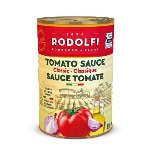 Puszka sosu pomidorowego Rodolfi Classic, 398. Na czerwono-beżowej etykiecie grafika pomidorów, cebuli, oliwy i traktora w polu. Produkt z Parmy, wykonany ze 100% włoskich pomidorów.