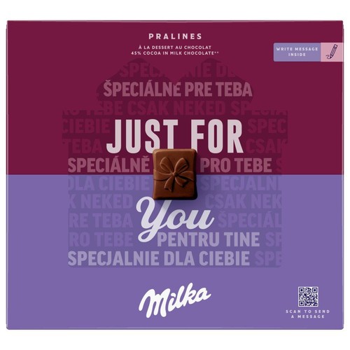 Pudełko Milka Pralines w kolorze fioletowym, z napisem "JUST FOR You" w centrum i czekoladką z kokardką. Na opakowaniu widnieją napisy "SPECJALNIE DLA CIEBIE" w różnych językach oraz informacja o 45% kakao.