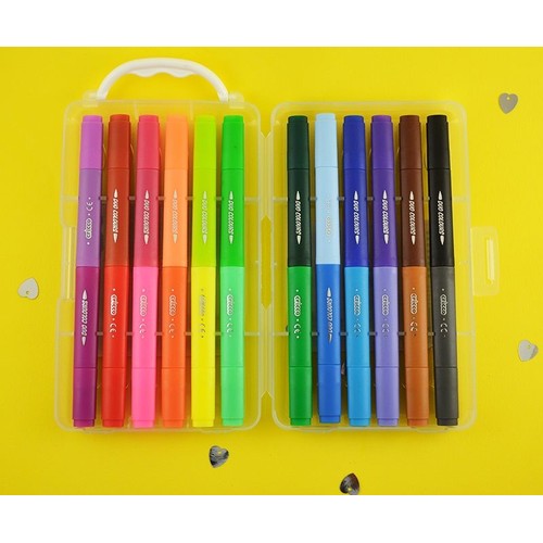 Zestaw 12 kolorowych flamastrów dwustronnych marki Cricco Duo Colours, zapakowanych w otwarte, plastikowe etui z rączką. Flamastry są w odcieniach fioletu, czerwieni, różu, pomarańczy, żółci, zieleni, błękitu i brązu.