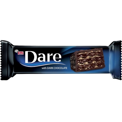 Produkt ETI Dare, wafel z ciemną czekoladą, w podłużnym czarnym opakowaniu. Na opakowaniu znajduje się grafika przedstawiająca przekrój wafla z warstwami i polewą z ciemnej czekolady.
