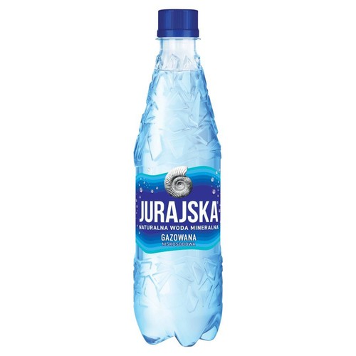 Przezroczysta butelka wody Jurajska gazowana niskosodowa. Etykieta jest niebieska z białym napisem i grafiką amonitu.
