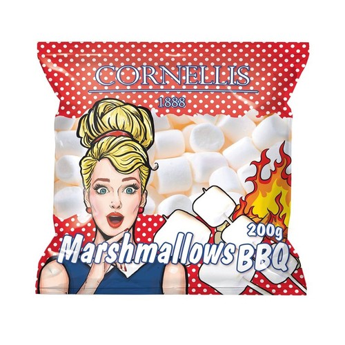 Opakowanie pianek Cornelis Marshmallows BBQ 200g. Czerwona torebka z białymi kropkami. Na froncie grafika kobiety z otwartymi ustami, a obok niej płomienie i pianki na patykach. Przezroczyste okienko ukazuje białe pianki w środku.