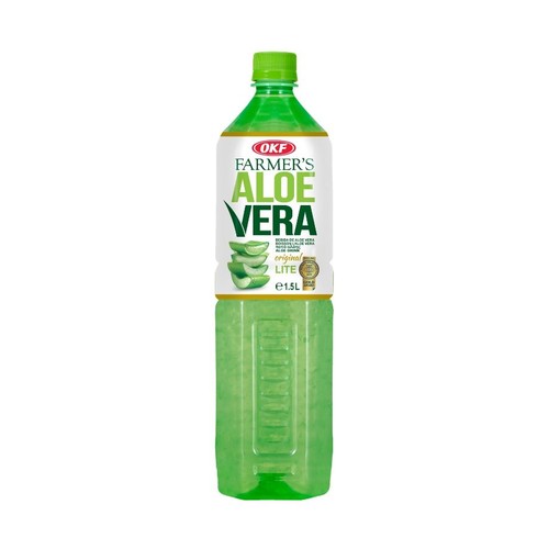Przezroczysta plastikowa butelka napoju OKF Farmer's Aloe Vera Original LITE o pojemności 1.5 litra. Ma zieloną zakrętkę i białą etykietę z zielonym napisem "Aloe Vera" oraz grafiką trzech przekrojonych liści aloesu.