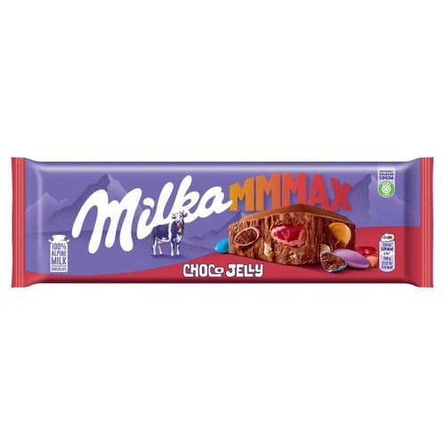 Fioletowe opakowanie czekolady Milka MMMax Choco Jelly. Na opakowaniu grafika przekroju czekolady z kawałkami galaretki i kolorowymi drażami. Widoczny napis "100% mleko alpejskie" i logo zrównoważonego kakao.