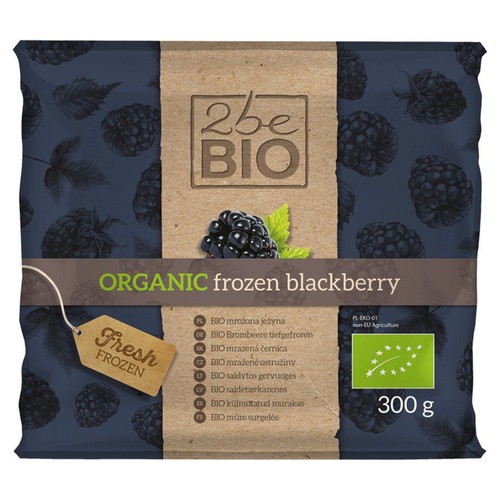 Granatowa torebka 2be BIO z mrożonymi jeżynami, 300g. Centralnie etykieta z napisem "BIO mrożona jeżyna" i grafiką jeżyn.