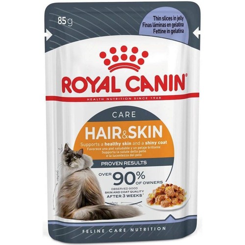 Biała saszetka karmy Royal Canin "Hair & Skin" dla kotów, 85g. Widoczny wizerunek kota i informacja o cienkich plastrach w galarecie.