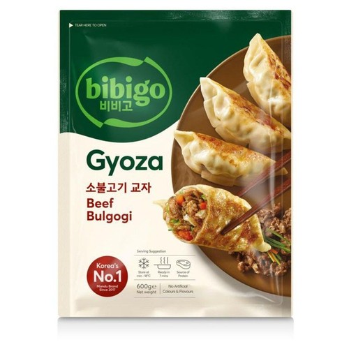 Opakowanie Bibigo Gyoza z wołowiną Bulgogi, 600g. Na grafice pierożki gyoza i jeden przekrojony.