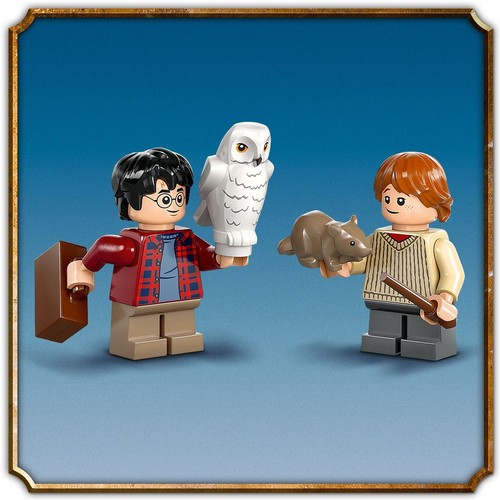 Zestaw LEGO przedstawiający dwie minifigurki: Harry'ego Pottera i Rona Weasleya. Harry ma czarne włosy, okulary, czerwoną koszulę i trzyma białą sowę oraz brązową walizkę. Ron ma rude włosy, beżowy sweter i trzyma brązową różdżkę oraz szarego szczura.