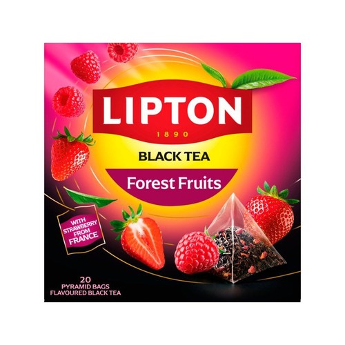 Lipton Czarna Herbata Owoce Leśne w opakowaniu z grafiką soczystych truskawek i malin. W dolnej części widoczna jest przezroczysta torebka piramidka z suszem herbacianym. Opakowanie zawiera 20 torebek piramidek.