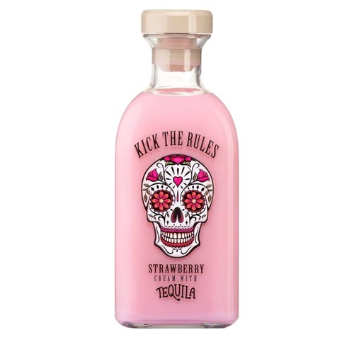 Butelka kremu truskawkowego z tequilą "Kick the Rules". Na etykiecie różowa czaszka z kwiatami.