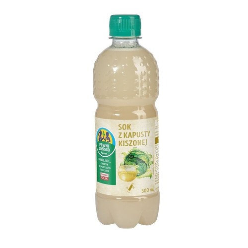 Sok z kapusty kiszonej w przezroczystej plastikowej butelce 500 ml z zieloną nakrętką. Na etykiecie znajduje się nazwa produktu, grafika kapusty i szklanki soku. Widoczne są także oznaczenia "Pewni Dobrego Auchan" i "Produkt Polski".