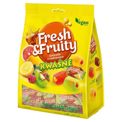 Opakowanie Fresh & Fruity Kwaśne Galaretki z nadzieniem o wadze 245g. Na żółtym tle grafiki przedstawiające świeże owoce, takie jak cytryna, kiwi i maliny, oraz przekrojone galaretki. Produkt oznaczony jako przyjazny dla wegan.