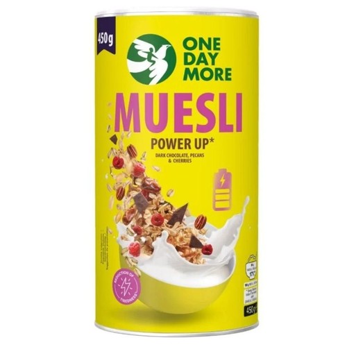Muesli One Day More Power Up 450g w żółtym opakowaniu. Zawiera ciemną czekoladę, orzechy pekan i wiśnie. Grafika przedstawia muesli z mlekiem.