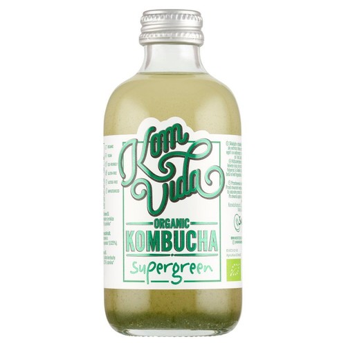 Szklana butelka organicznej kombuchy Kom Vida Supergreen. Posiada srebrną zakrętkę i białą etykietę z zielonym napisem "Kom Vida" oraz "ORGANIC KOMBUCHA Supergreen". Widoczne logo ekologiczne UE.