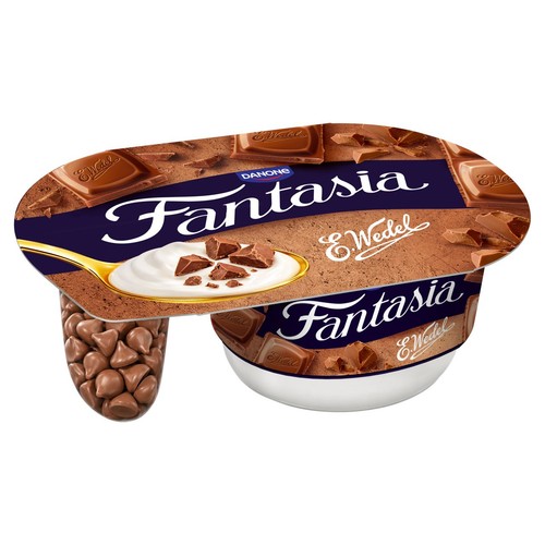 Produkt Danone Fantasia & Wedel. Jogurt w dwukomorowym kubku, z oddzielnymi kawałkami czekolady. Ciemne wieczko z nazwą.
