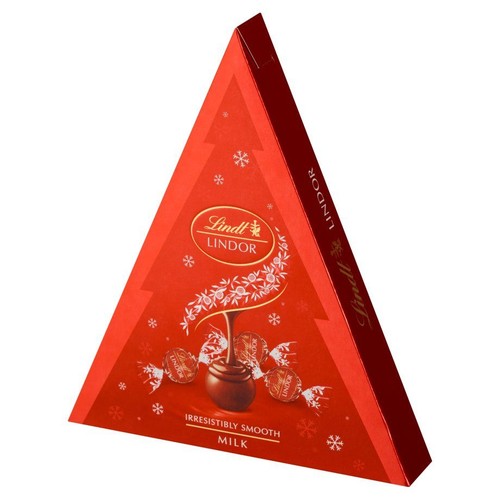 Opakowanie czekoladek Lindt Lindor Milk w kształcie trójkąta, w kolorze czerwonym. Na froncie znajduje się ilustracja czekoladowej trufli z wylewającą się czekoladą oraz trzy zapakowane pralinki. Opakowanie ma zimowy motyw.
