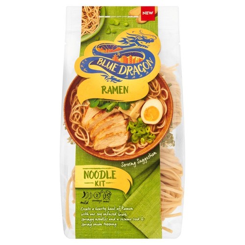 Opakowanie Blue Dragon Ramen Noodle Kit. Zestaw makaronowy na 2 porcje, gotowy w 15 minut. Na etykiecie miska ramenu z kurczakiem i jajkiem.