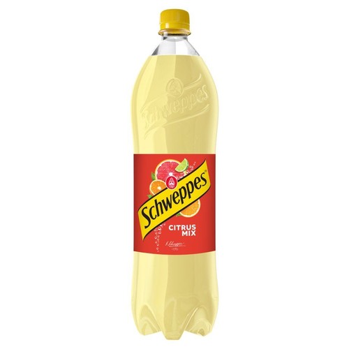 Butelka napoju Schweppes Citrus Mix z czerwoną etykietą. Na etykiecie grafiki grejpfruta, pomarańczy i limonki. Żółta zakrętka.