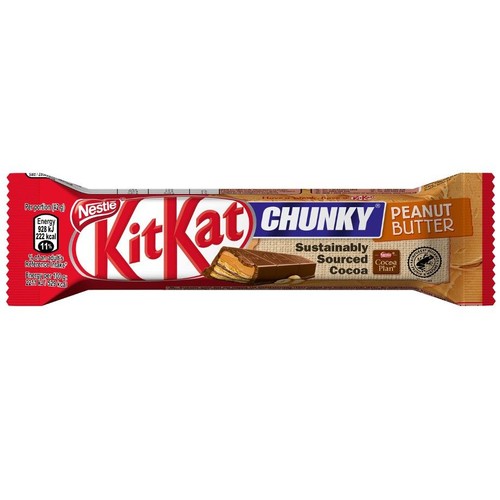Baton KitKat Chunky Masło Orzechowe w czerwono-brązowym opakowaniu. Na opakowaniu logo Nestle i KitKat. Grafika przedstawia przekrój batona z warstwami wafla, masła orzechowego i czekolady. Informacja o kakao ze zrównoważonych źródeł.