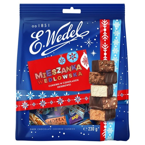 E.Wedel Mieszanka Wedlowska, 230g. Cukierki w czekoladzie deserowej w niebieskiej torebce. Świąteczny design z płatkami śniegu. Widoczne przekrojone cukierki: Mocca, Kokosowe, Bajeczne, pokazujące różne nadzienia.