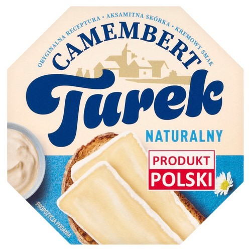 Ośmiokątne opakowanie sera Turek Camembert Naturalny. Na etykiecie widoczna grafika propozycji podania: dwie prostokątne kromki sera camembert na grzance, obok mała miseczka z białym sosem. W prawym dolnym rogu napis "Produkt Polski".
