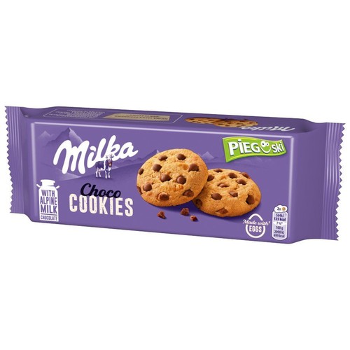 Opakowanie ciastek Milka Pieguski Choco Cookies 135g. Na fioletowym tle grafika dwóch ciastek z kawałkami czekolady. Z alpejską mleczną czekoladą.