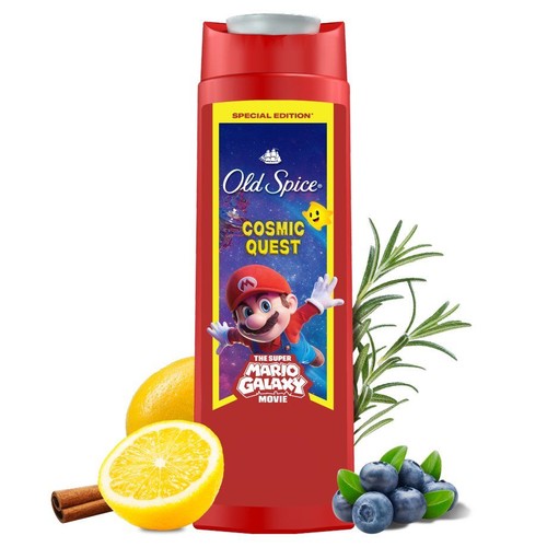 Czerwona butelka Old Spice Cosmic Quest Edycja Specjalna z grafiką Super Mario. Obok cytryna, cynamon, rozmaryn i borówki.