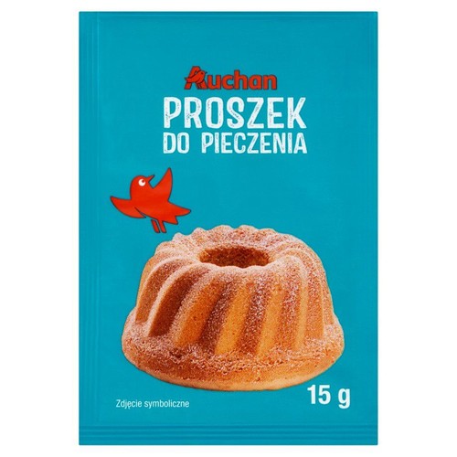 Opakowanie proszku do pieczenia Auchan, 15 g. Na turkusowym tle czerwony ptak i babka posypana cukrem pudrem.