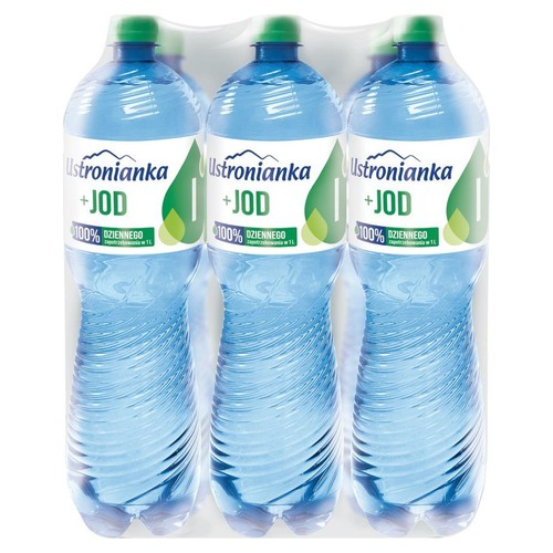 Zgrzewka trzech przezroczystych, plastikowych butelek wody mineralnej Ustronianka + JOD. Każda butelka o pojemności 1 litra, z zieloną zakrętką i białą etykietą. Etykieta informuje o 100% dziennego zapotrzebowania na jod w 1 litrze.