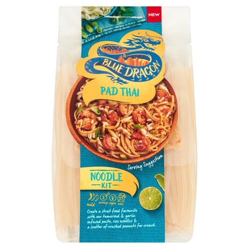 Zestaw Blue Dragon Pad Thai Noodle Kit w przezroczystym opakowaniu z grafiką dania i widocznym makaronem ryżowym.