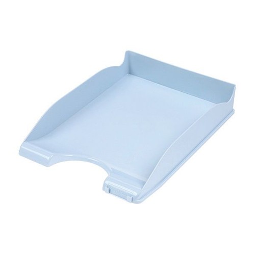 Jasnoniebieska, plastikowa tacka na dokumenty, przeznaczona do organizacji biurka. Posiada wycięcie z przodu ułatwiające wyjmowanie papieru. Widoczna z góry pod lekkim kątem, na jednolitym białym tle.