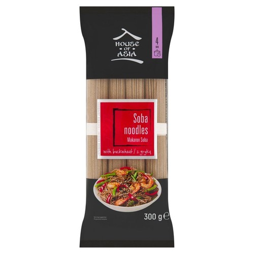 Makaron Soba House of Asia z gryką w czarnym opakowaniu z fioletowym akcentem. Waga netto 300 g. Na opakowaniu widnieje grafika sugerująca podanie: miska z makaronem, krewetkami, papryką i zielonymi warzywami. Gotowy w 4 minuty.