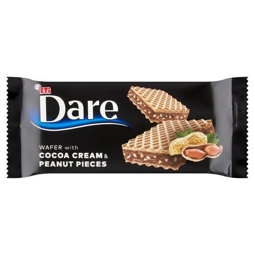 Produkt ETI Dare: wafel z kremem kakaowym i kawałkami orzeszków ziemnych. Opakowanie jest czarne, z białym napisem "Dare". Na grafice widoczne są chrupiące wafle przełożone kremem kakaowym i posypane orzeszkami.
