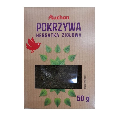 Herbatka ziołowa Auchan Pokrzywa w brązowym kartoniku z czerwoną grafiką ptaka i zielonymi liśćmi. Waga 50 g.