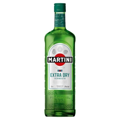 Butelka Martini Extra Dry Vermouth, wyprodukowana we Włoszech. Ma zielone szkło i zieloną zakrętkę. Na etykiecie znajduje się nazwa "Martini" z czerwonym kółkiem oraz informacja "Extra Dry Vermouth". Pojemność to 1 litr, a zawartość alkoholu 15%.
