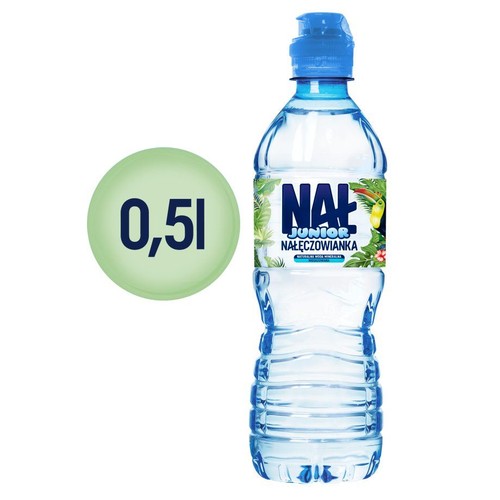 Plastikowa butelka wody mineralnej Nałęczowianka Junior o pojemności 0,5 litra. Ma niebieską zakrętkę typu sportowego. Etykieta przedstawia tropikalne liście i kolorowego tukana, z napisem "Naturalna Woda Mineralna".
