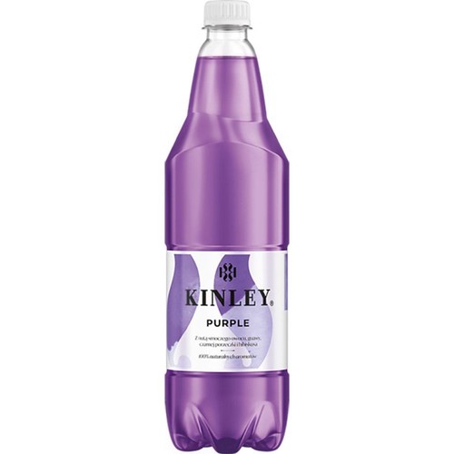 Butelka napoju Kinley Purple z białą etykietą i białą zakrętką. Na etykiecie znajduje się logo Kinley oraz nazwa "Purple". Opis wskazuje na naturalny ekstrakt z owoców, cukier i porzeczkę błękitną, a także 100% naturalne barwniki.