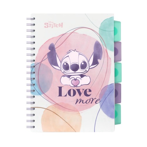 Biały notatnik z metalową spiralą po lewej stronie. Okładka ozdobiona jest grafiką Disney Stitcha na tle akwarelowych plam w różu, błękicie i pomarańczu. Stitch trzyma serce, a pod nim jest napis "Love more". Posiada cztery kolorowe przekładki.