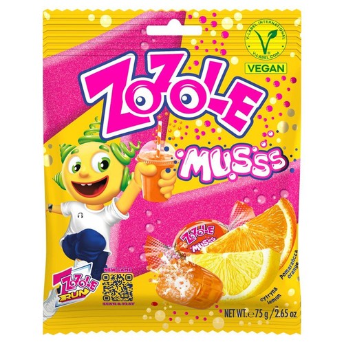 Opakowanie wegańskich słodyczy ZOOLE MUSSS o wadze 75g. Design w kolorach żółtym i różowym, z wesołą postacią, owocami cytrusowymi i bąbelkami. Zawiera kod QR do gry "ZOOLE RUN".