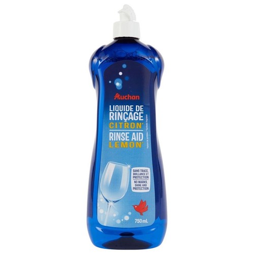 Auchan płyn nabłyszczający do zmywarek o zapachu cytrynowym, 750 ml. Niebieska butelka z białą nakrętką. Etykieta przedstawia kieliszek do wina i czerwonego ptaka, z obietnicą blasku i ochrony.