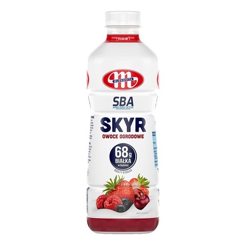 Butelka Mlekovita Skyr Owoce Ogrodowe, bogata w białko (68g). Etykieta z grafiką truskawek, malin, borówek i wiśni.