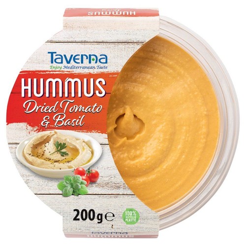 Opakowanie hummusu Taverna Suszone Pomidory i Bazylia, 200g. Przezroczysty pojemnik z widocznym pomarańczowym hummusem. Na etykiecie grafika miski hummusu z oliwą, pomidorami koktajlowymi i bazylią. Etykieta informuje o 100% plastiku z recyklingu.