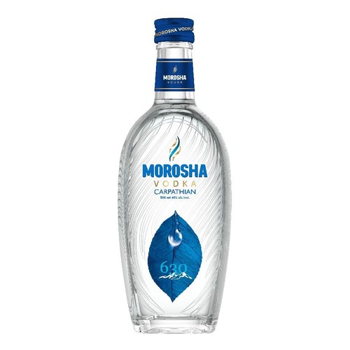 Przezroczysta, szklana butelka wódki Morosha Carpathian o pojemności 500 ml i zawartości 40% alkoholu obj. Ma niebieską zakrętkę i etykietę z nazwą produktu. Na butelce widoczny jest wzór niebieskiego liścia z kroplą wody i numerem 630.