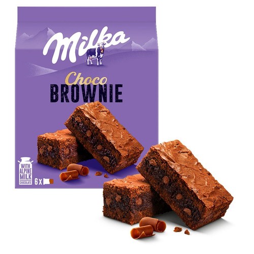 Opakowanie Milka Choco Brownie z grafiką krowy i napisem "6X". Obok leżą czekoladowe brownie z kawałkami czekolady.
