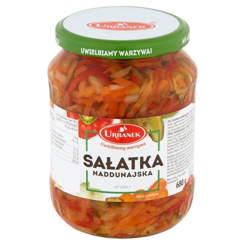 Szklany słoik sałatki warzywnej Urbanek Sałatka Naddunajska, o masie netto 680g. W środku widoczne są pokrojone w paski warzywa: marchew, czerwona papryka, ogórki i cebula. Na etykiecie napis "Uwielbiamy warzywa!".